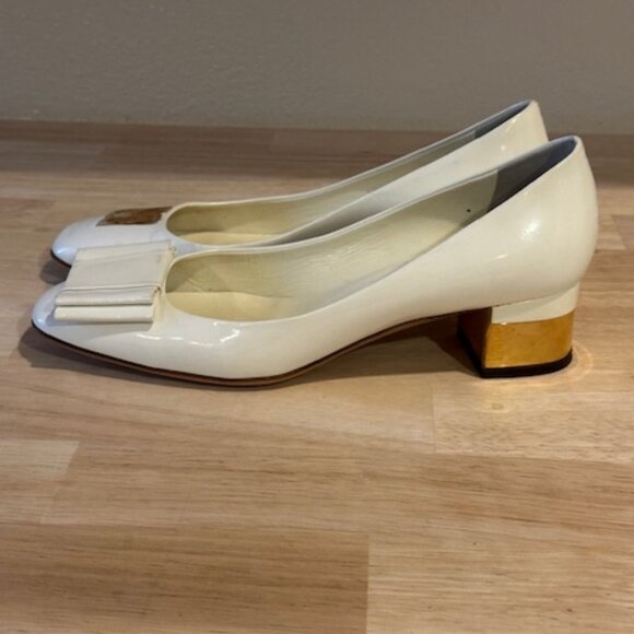 Valentino Garavani Made in Italy Patent Leather White Pumps Gold Heals 8.5 - Picture 1 of 9